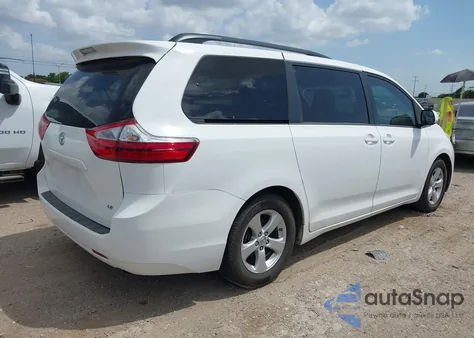 2017 Toyota Sienna Le 8 Passenger z USA, uszkodzony, nr VIN 5TDKZ3DC3HS828606